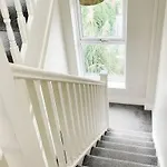 Stylish High Ceiling In South Center * Dublin