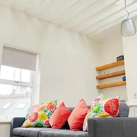 Stylish High Ceiling In South Center