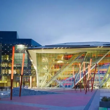 Apartment Stylish High Ceiling In South Center